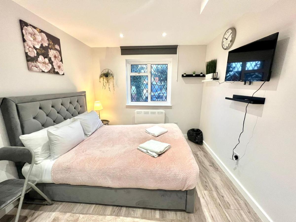 Golden Residences - Oakway Feltham Экстерьер фото